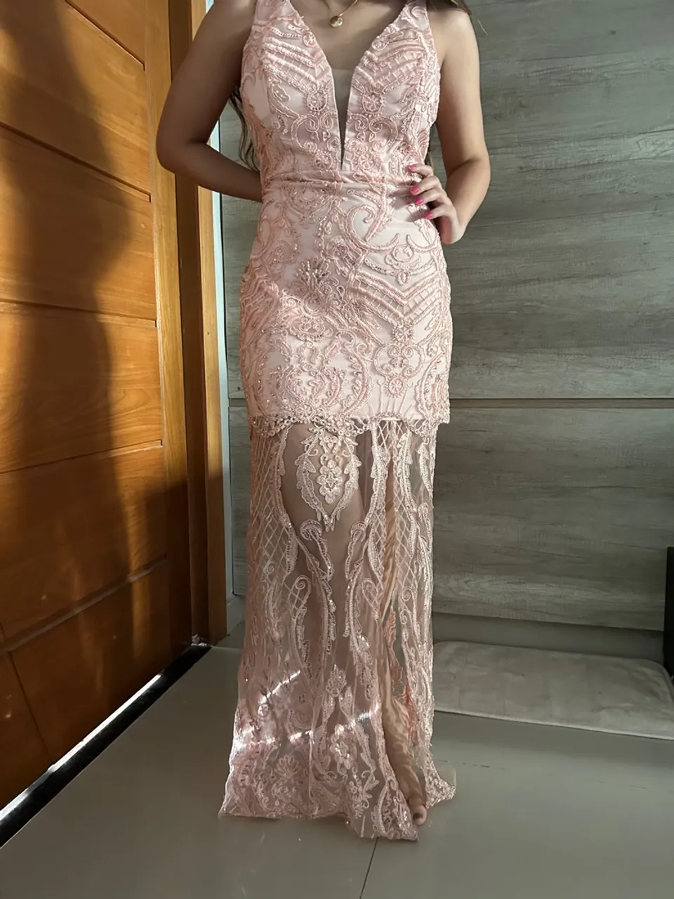 Vestido de festa rosa com detalhes em renda