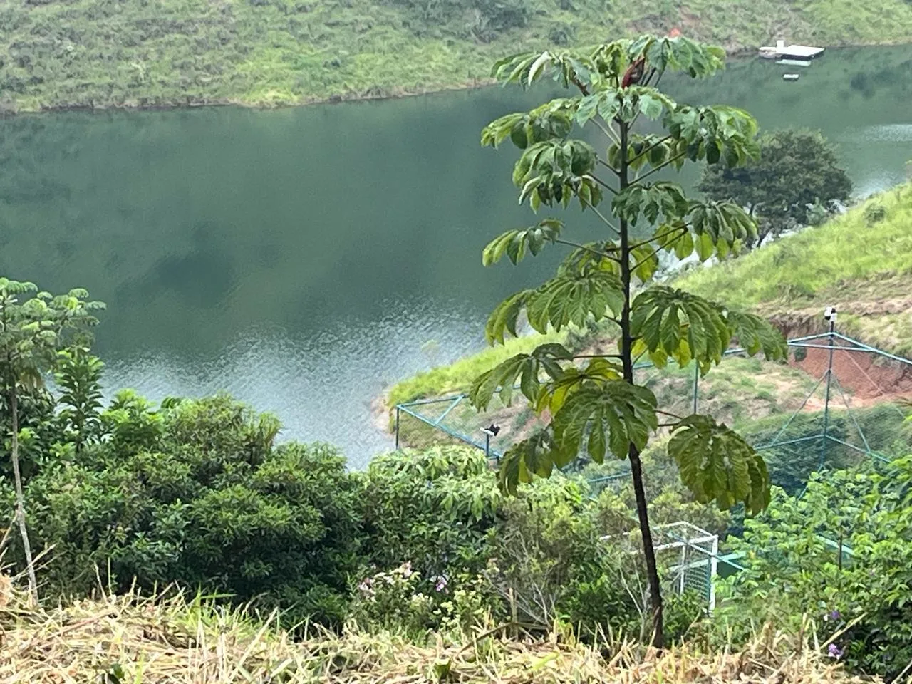 Excelente terreno pé na água, em condomínio fechado na cidade de Igaratá -SP