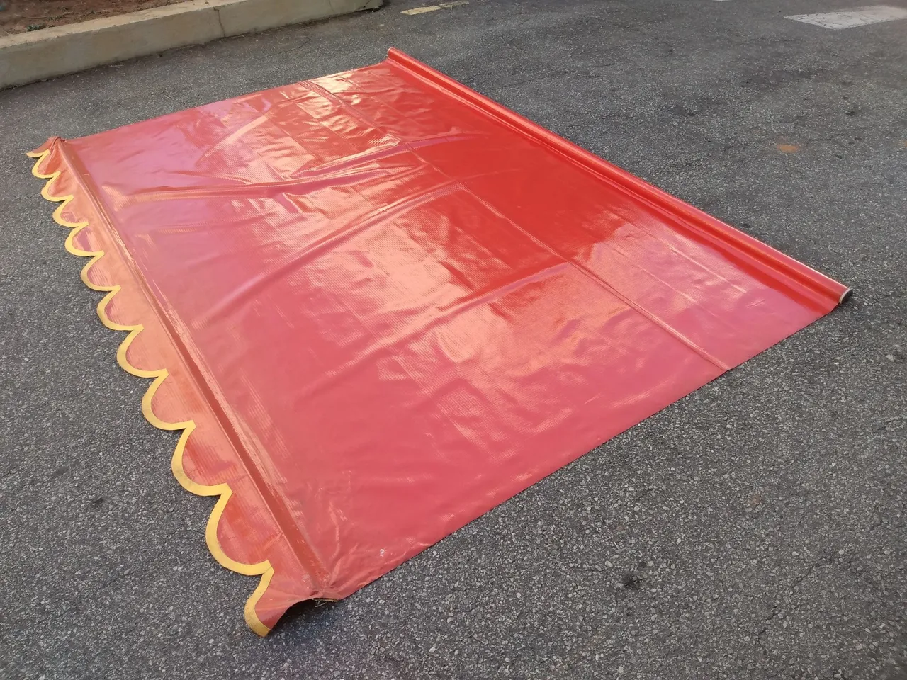 Toldo Retrátil Vermelho com Detalhes Dourados