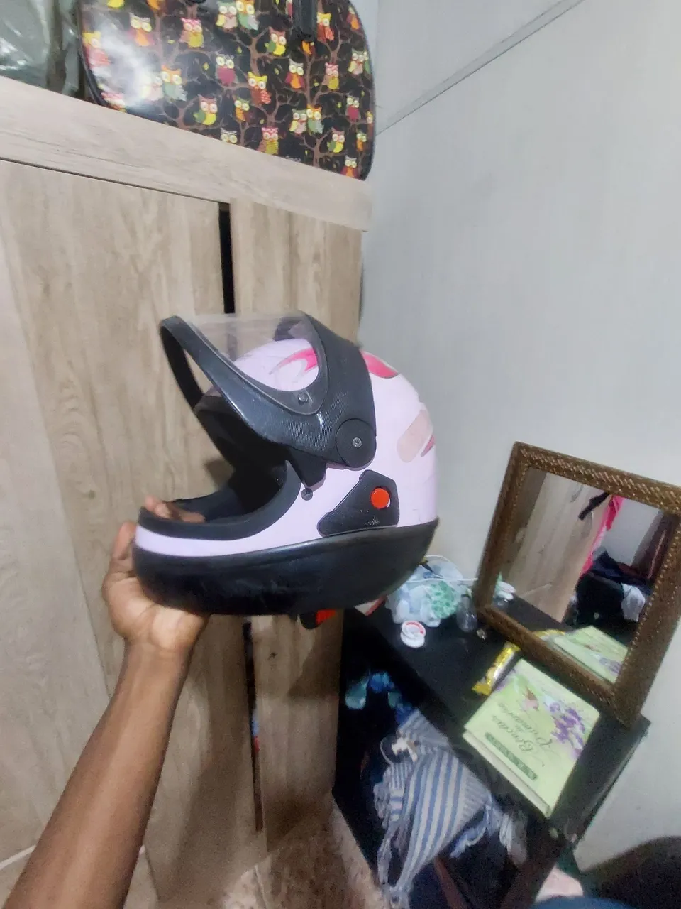 Capacete rosa para moto