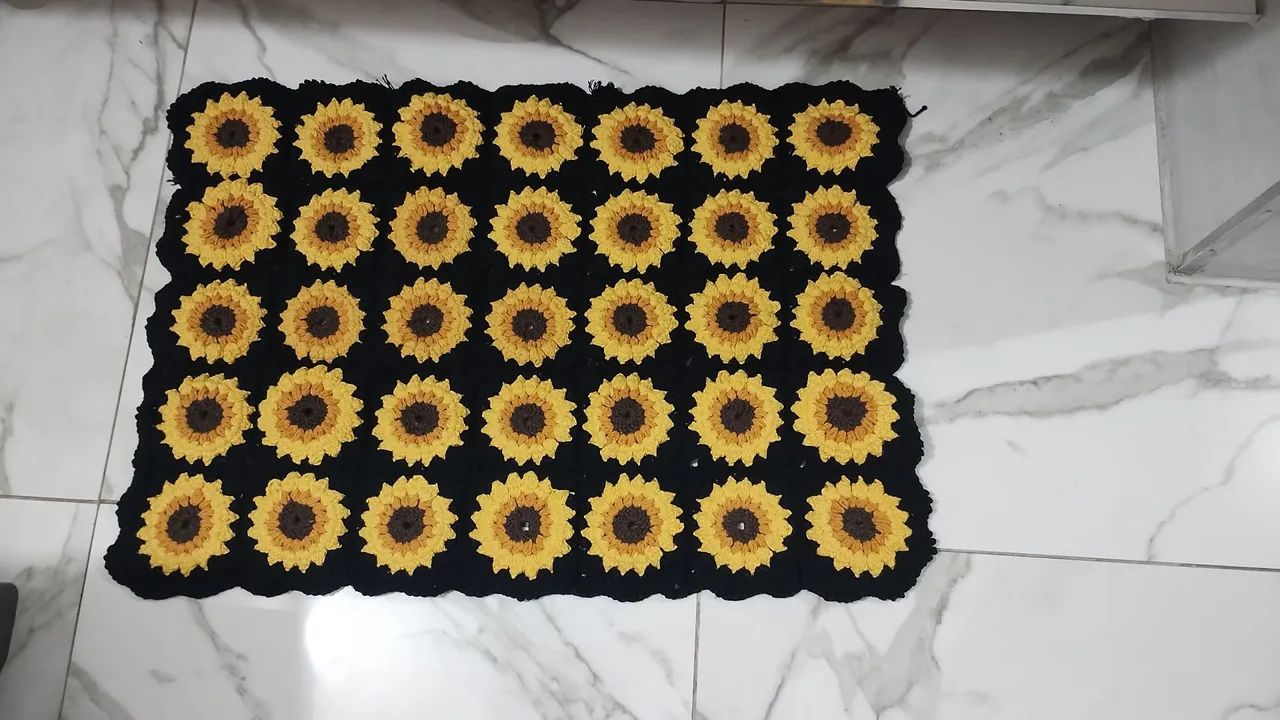 Colcha Crochê Bege e Preto e tapetes  - Foto 4