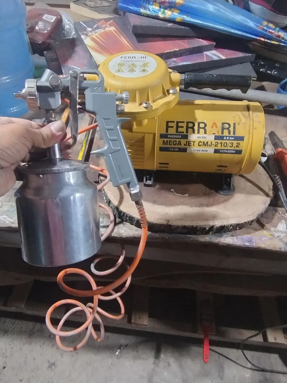 Compressor de ar Ferrari e pistola de pintura