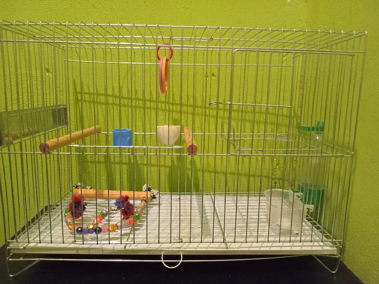 Gaiola pra passarinho com todos equipamentos e uma lata de ração pra periquito 