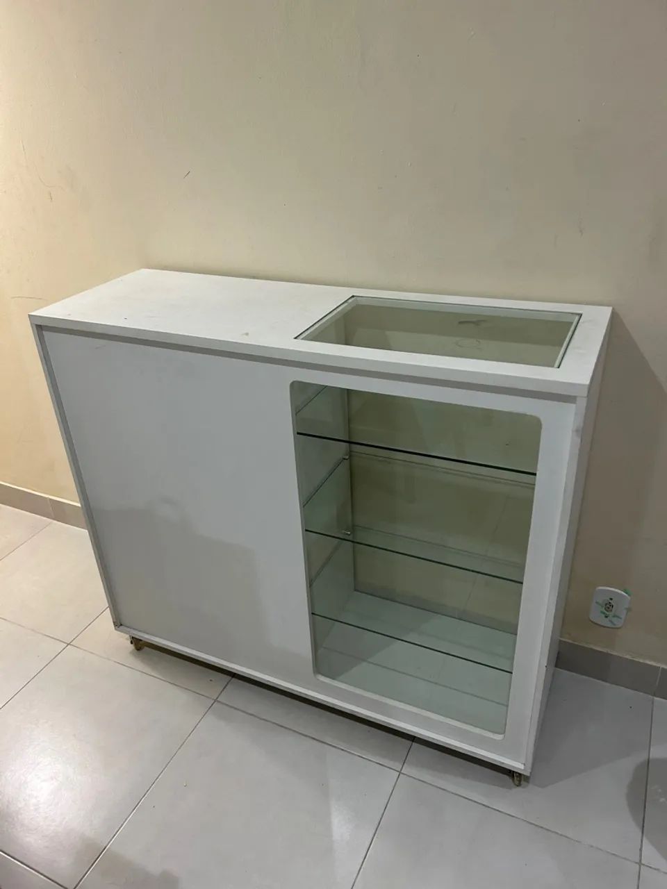 Balcão Expositor com Gaveta e Prateleiras - Foto 2