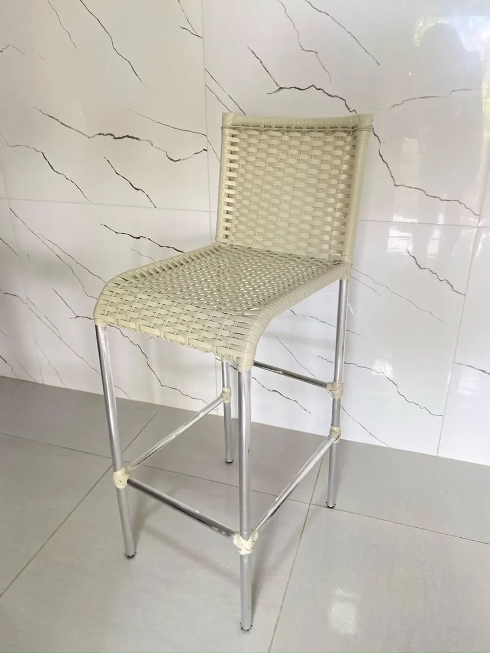Banqueta Alta com Assento em Rattan Sintético