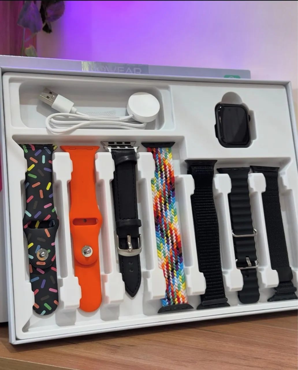Smartwatch com diversas pulseiras e carregador