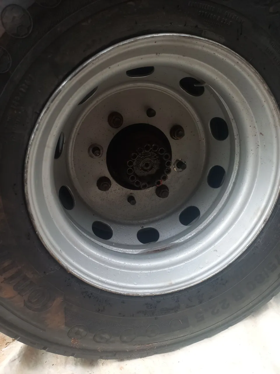 2  rodas  8 furos com  pneu 275
