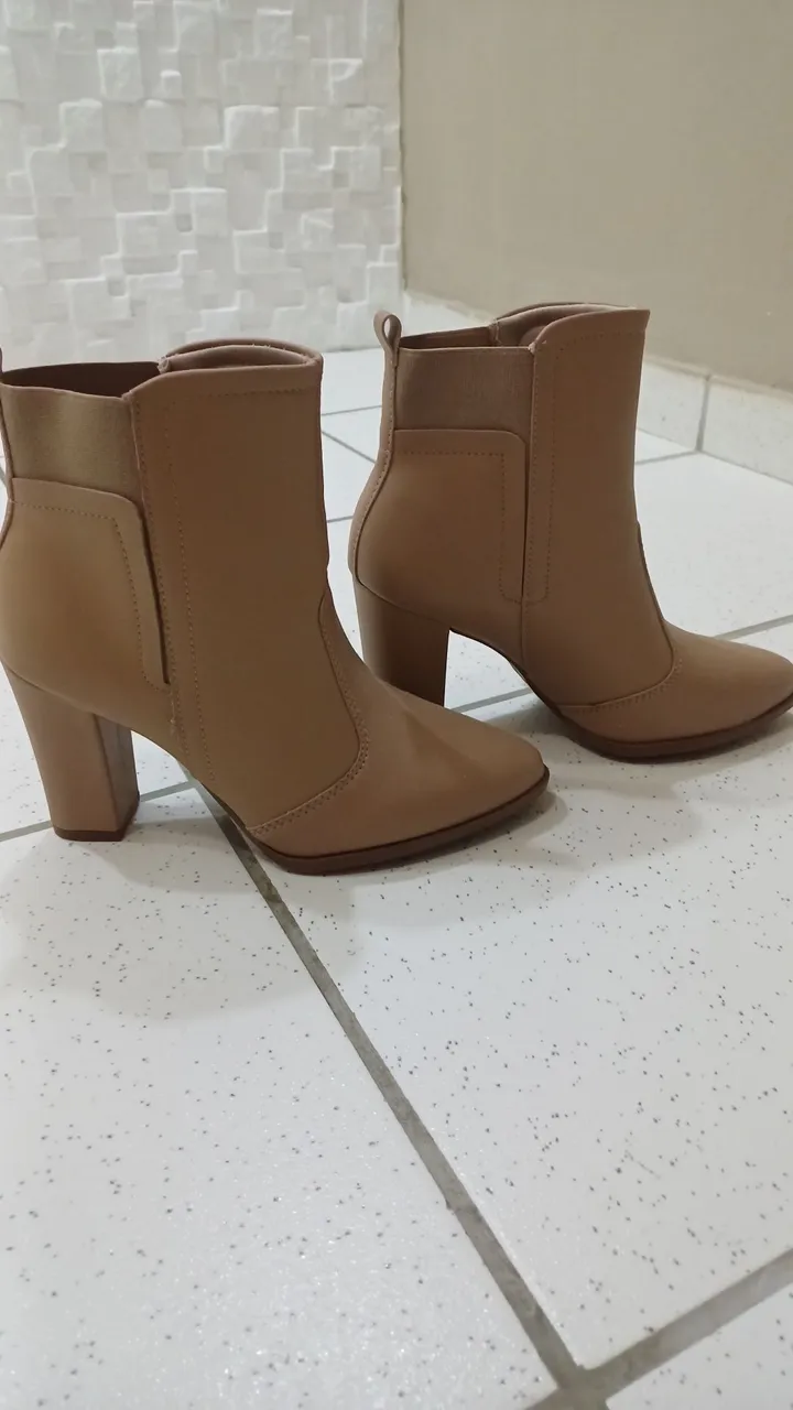 Botas Femininas Bege: Elegância e Conforto