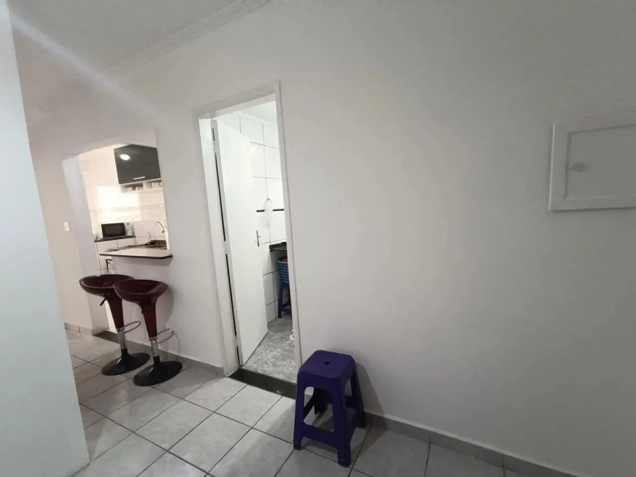 Sala living a venda com 2 quartos na quadra da praia em Ponta da Praia / Santos sp