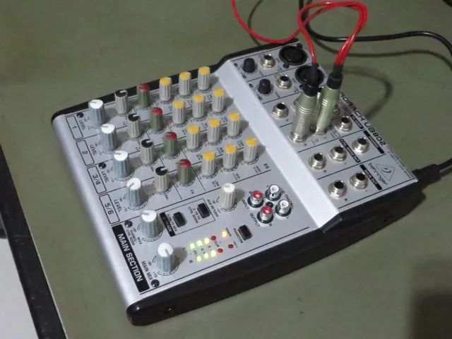 Mesa de Som Behringer Eurorack UB-802 - Foto 3