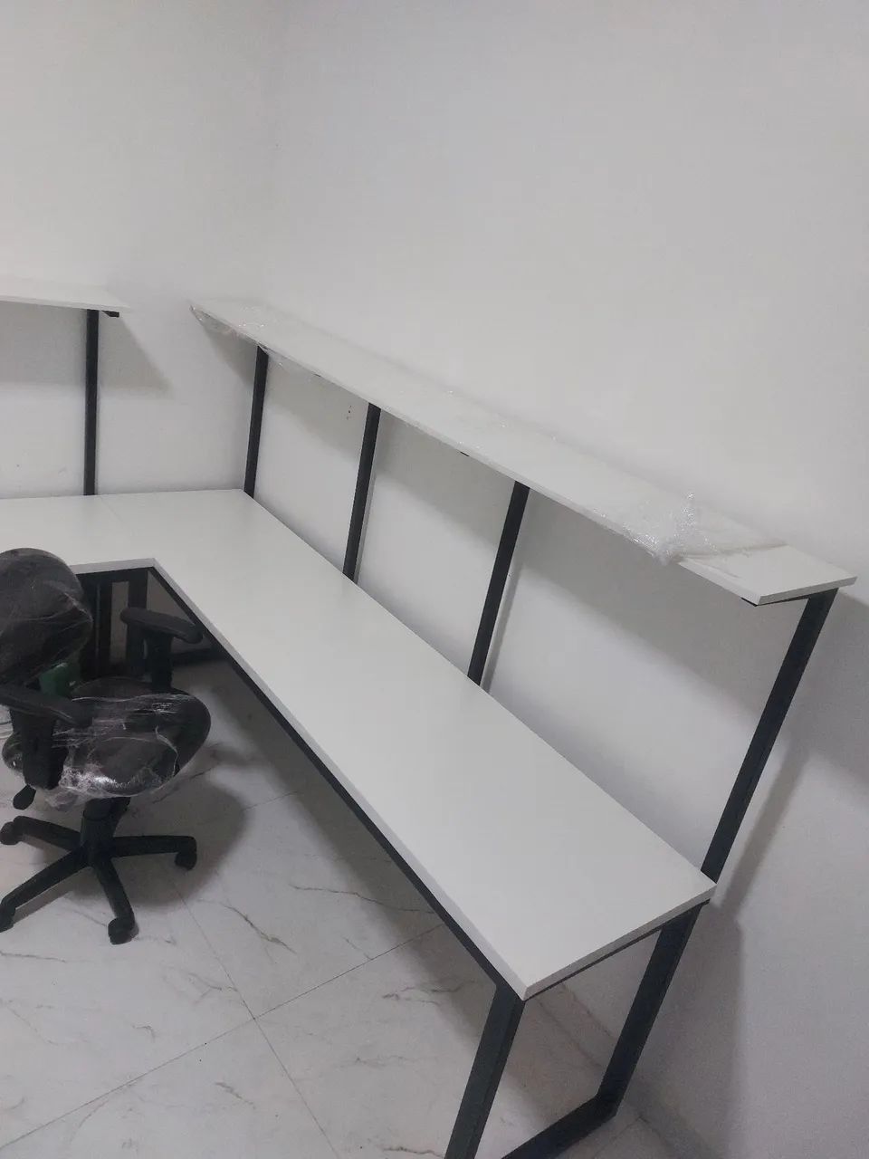 Mesa em L para Escritório com Prateleira - Foto 3