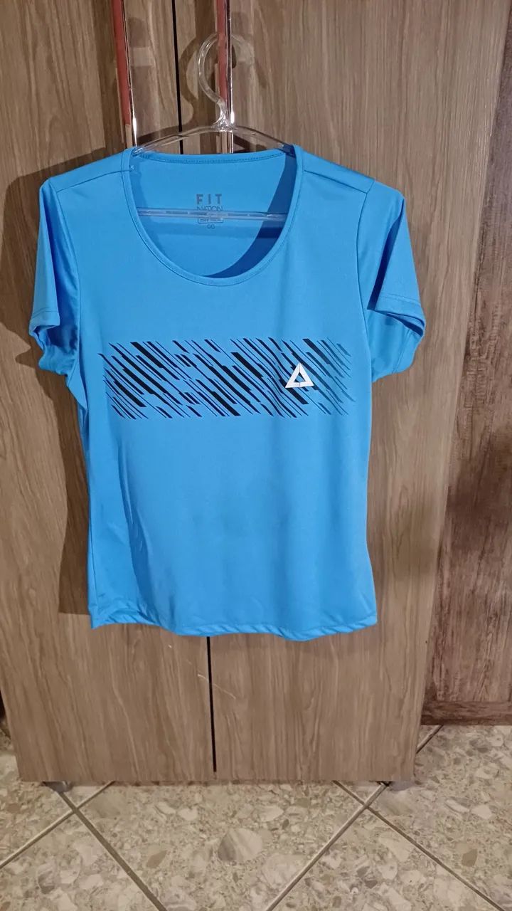 Camiseta Azul com Detalhe em Preto