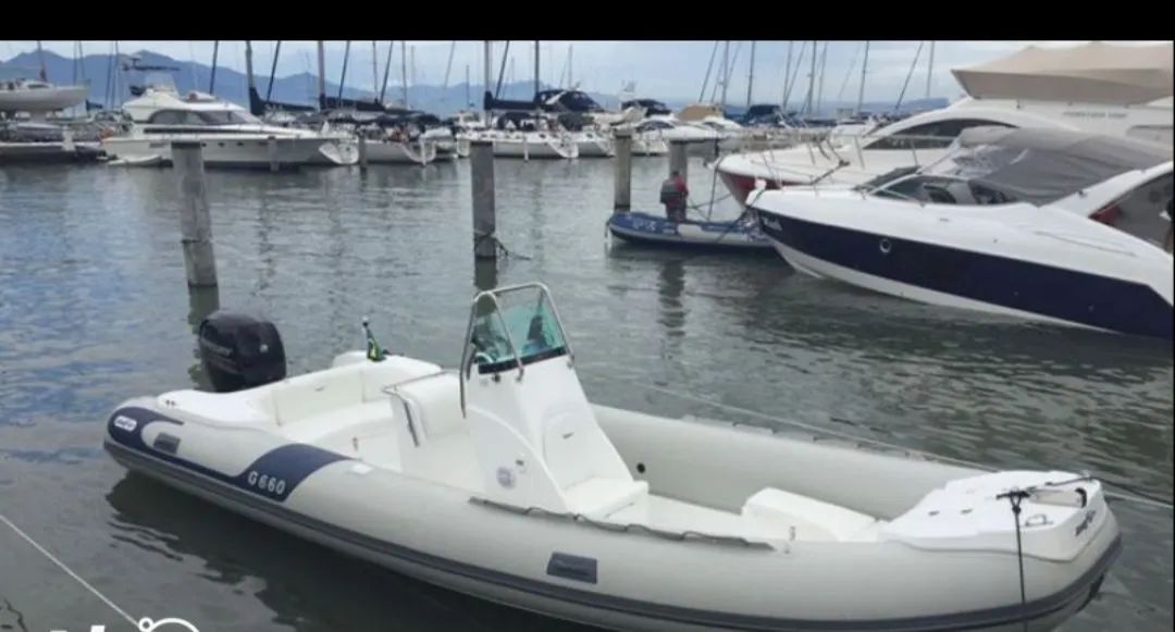 Lancha com motor potente e design moderno - Foto 9