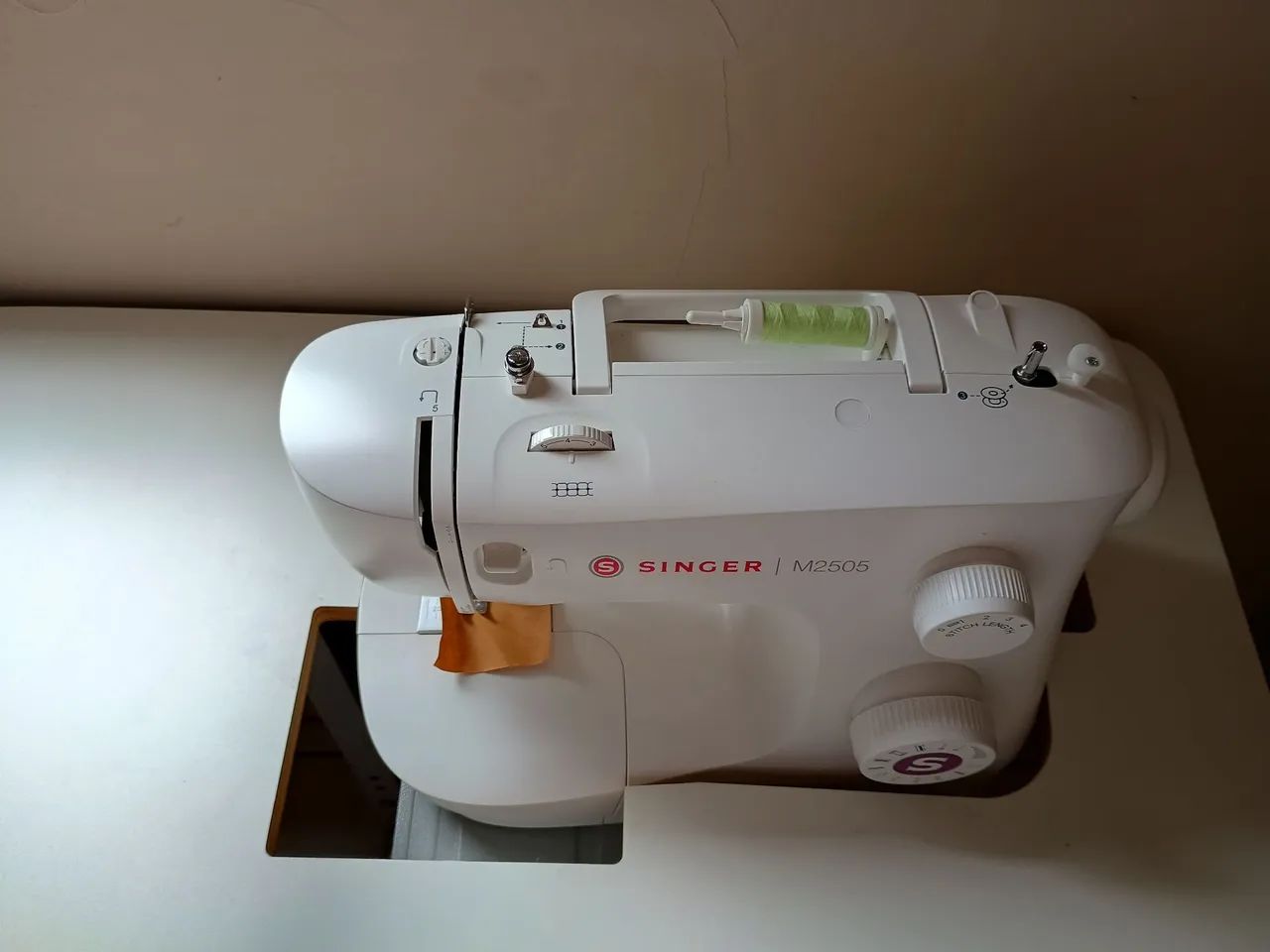 Máquina de costura com gabinete  - Foto 4