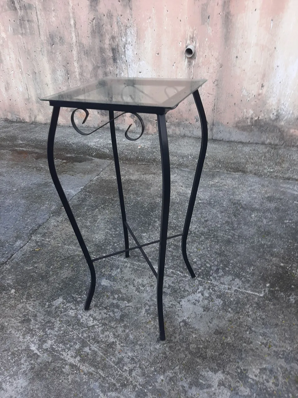 Mesa Aparador com tampo de vidro e estrutura em metal