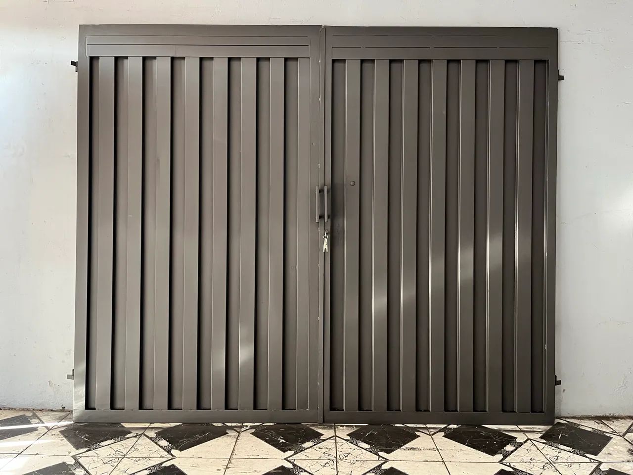 Portão de duas folhas (pivotante)64299980474498121