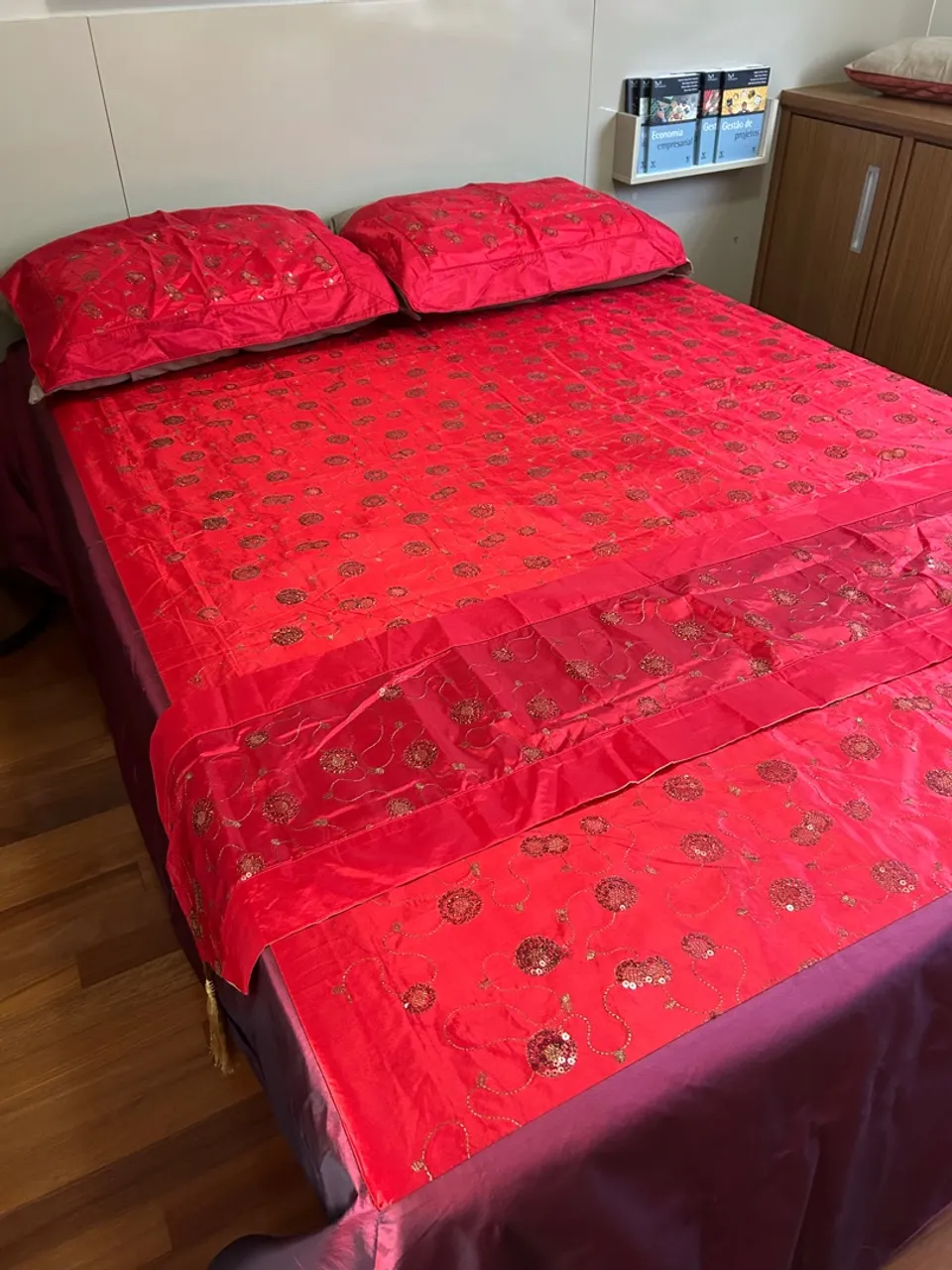 Jogo de Cama Indiano Vermelho com Detalhes Bordados