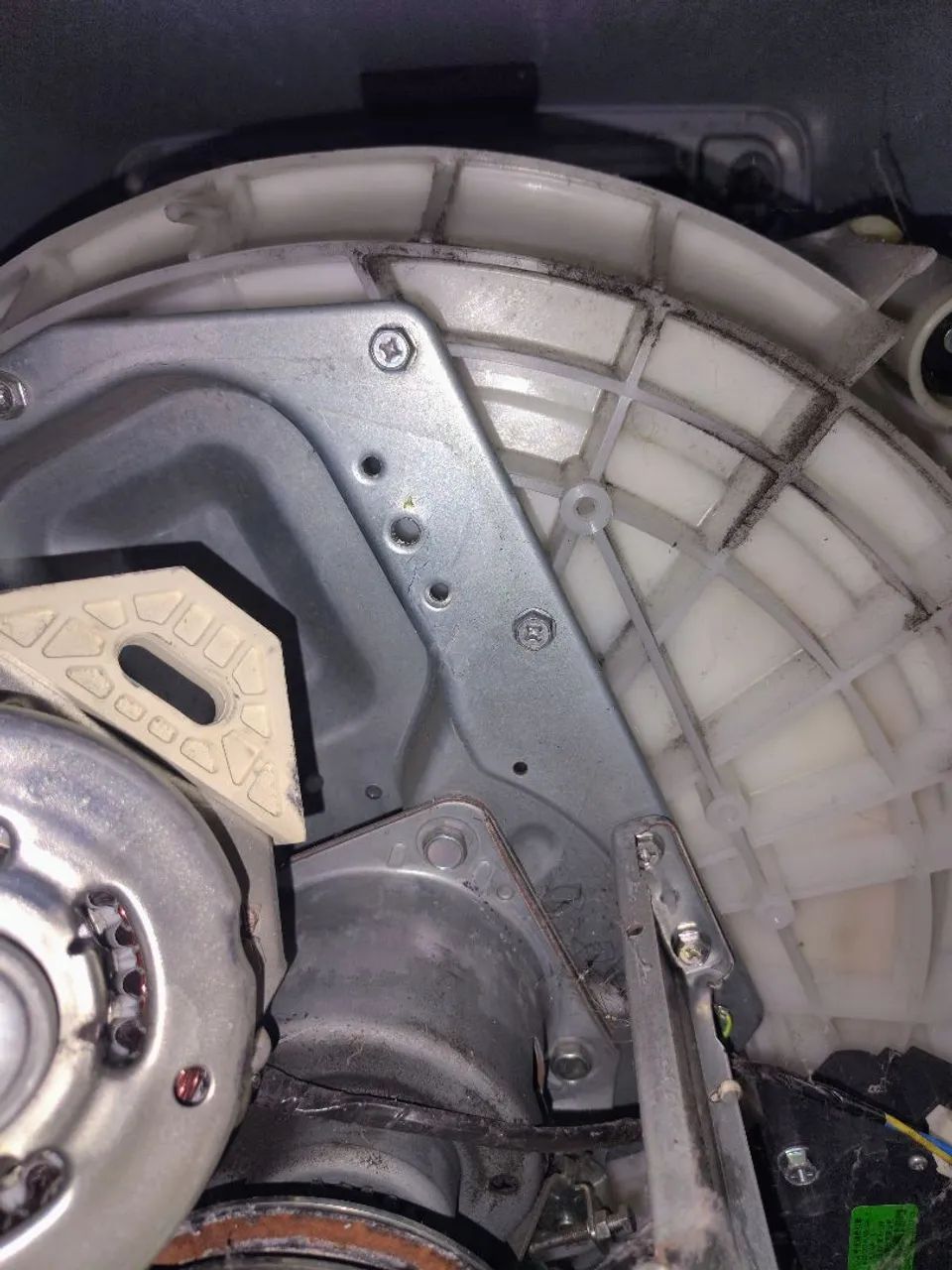 Conserto de Máquina de Lavar e instalação e manutenção ar condicionado e geladeira  - Foto 2