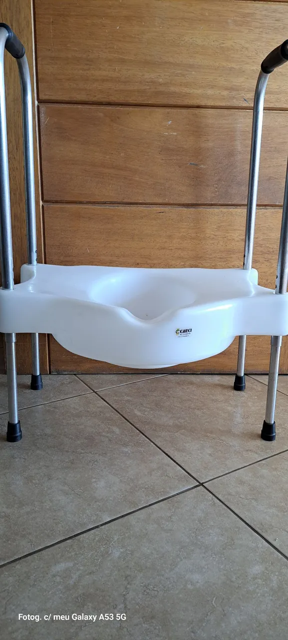 Assento para vaso sanitário com apoio