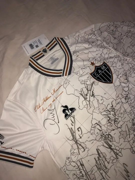 Camisa Oficial do Atlético Mineiro( autografada pelos jogadores ).