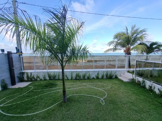 Apartamento em prédio pé na areia no Bessa
