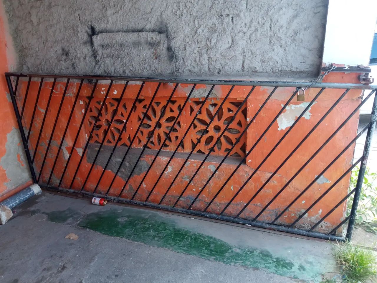Portão de ferro com fechadura