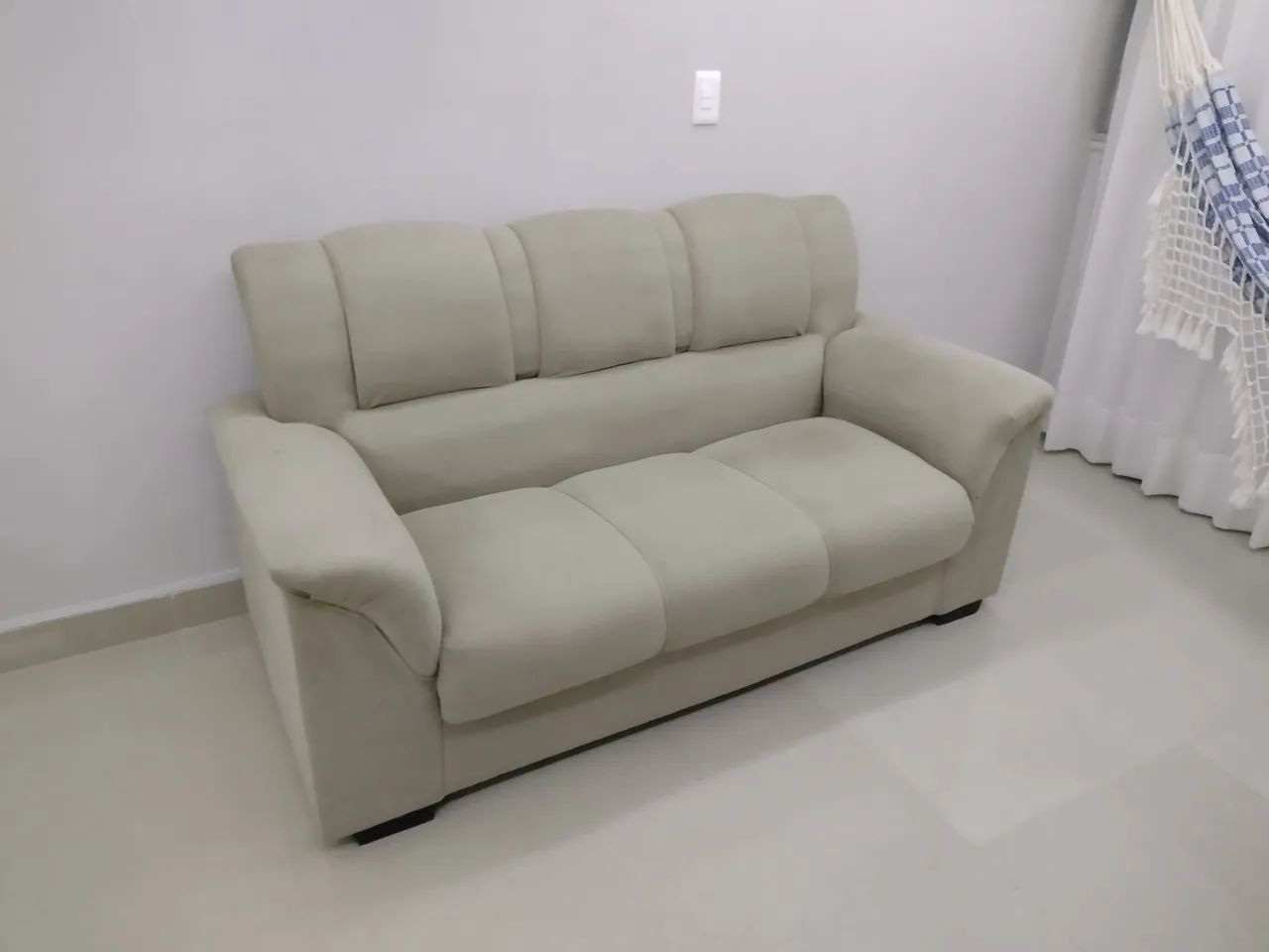 Sofá 3 lugares confortável e moderno