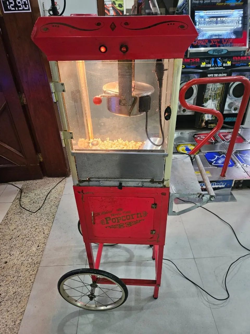 Carrocinha de pipoca estilizada vermelha importada - Foto 5