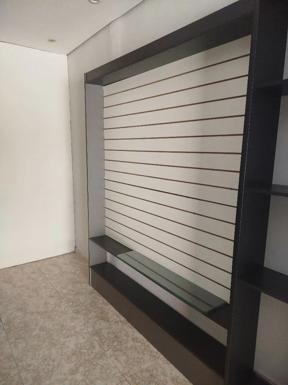 Painel canelado com suporte e laterais em mdf - Foto 3