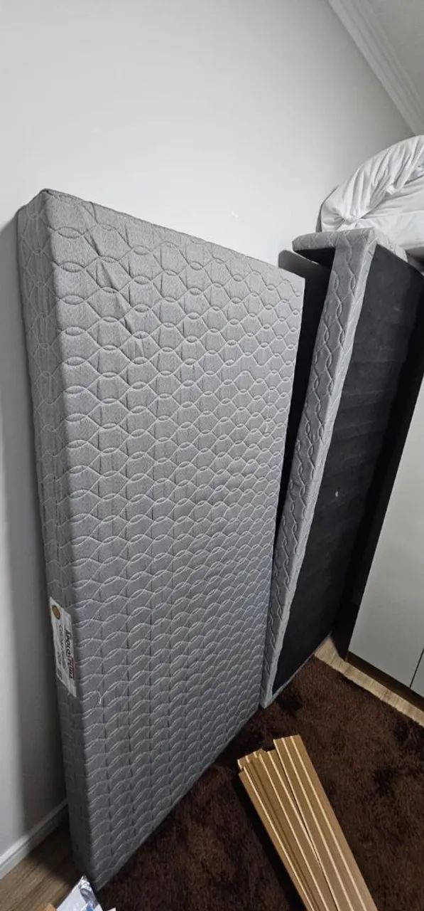 Cama solteiro praticamente nova com cama auxiliar e colchão.