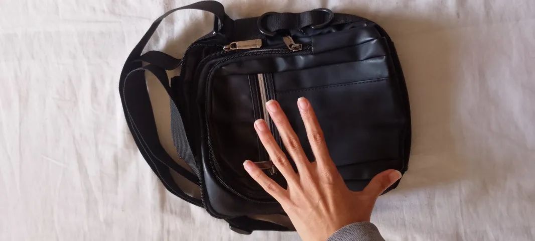 Bolsa transversal preta com alça - Foto 3