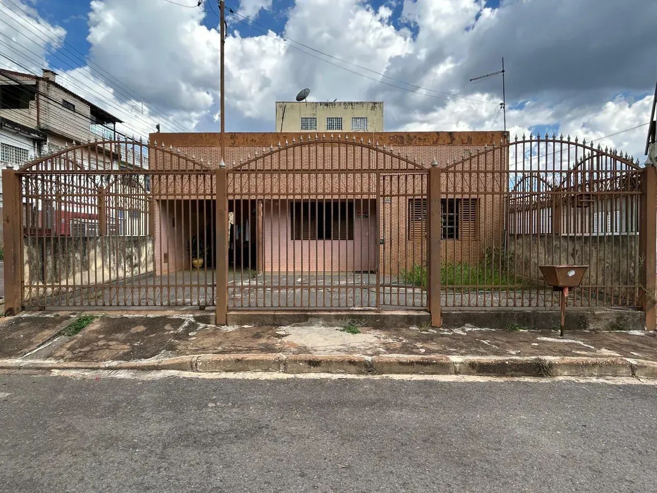 CASA DE ESQUINA COM LAJE NO SETOR OESTE GAMA - Foto 2