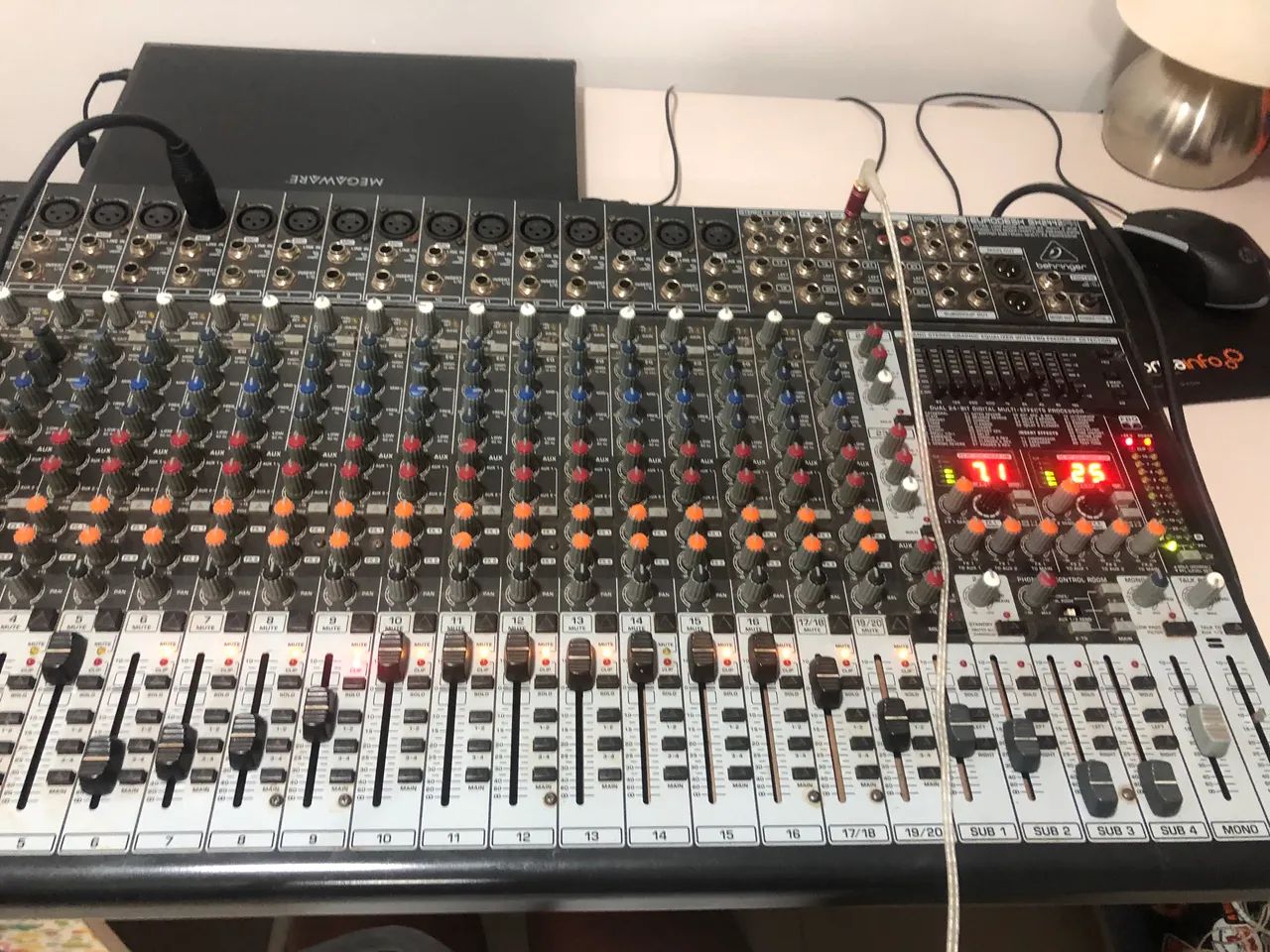 Mesa de Som Behringer 