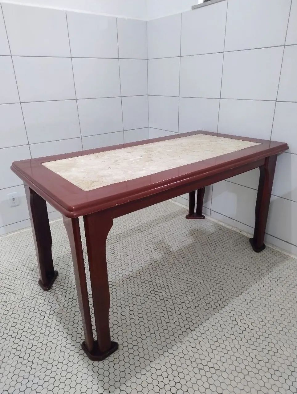 Mesa de MDF com tampo de pedra.