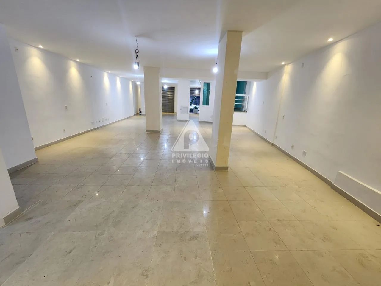 Loja 180m² | Posto 5 Copacabana | Quadra da Praia | Grande Fluxo | Com Banheiros Acessívei