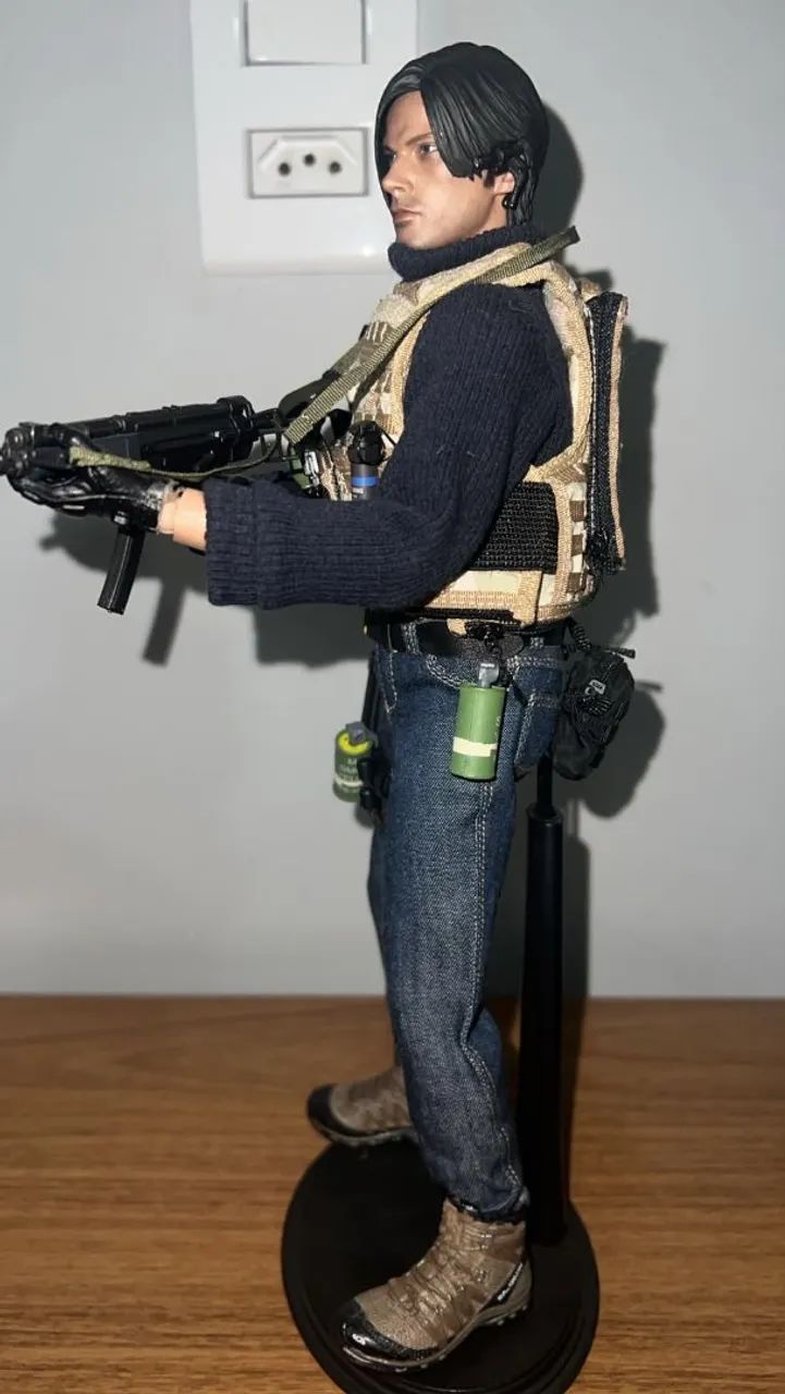 Resident Evil Damnation - Leon Scott Kennedy - Custom 1/6 - Foto 5