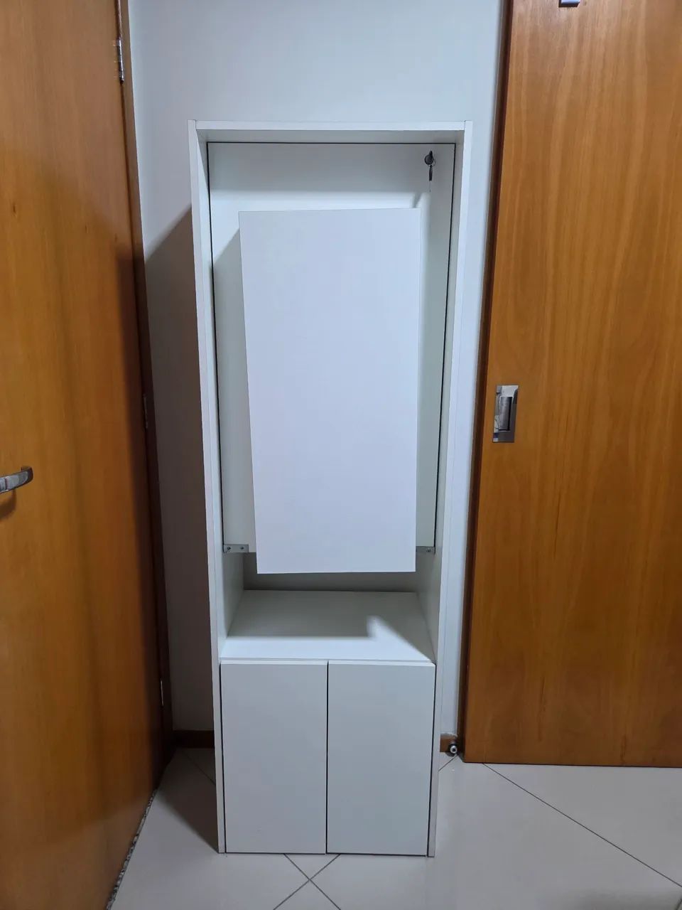 Armario e mesa de computador 
