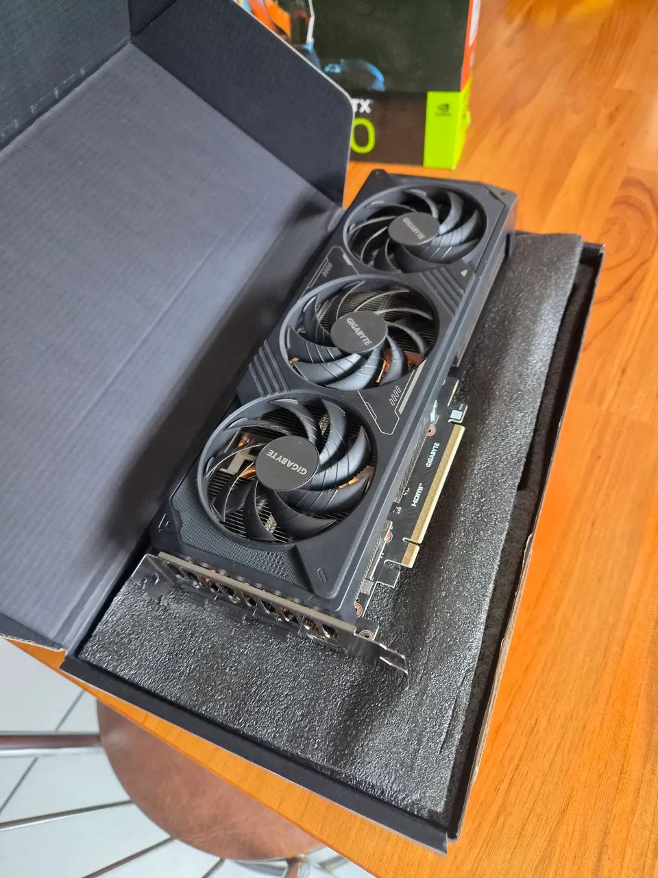 RTX 5070 12 GB GIGABYTE  - Foto 3