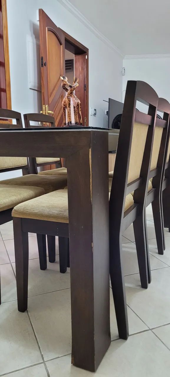 Mesa de jantar de madeira com tampo de vidro e 6 cadeiras - Foto 4