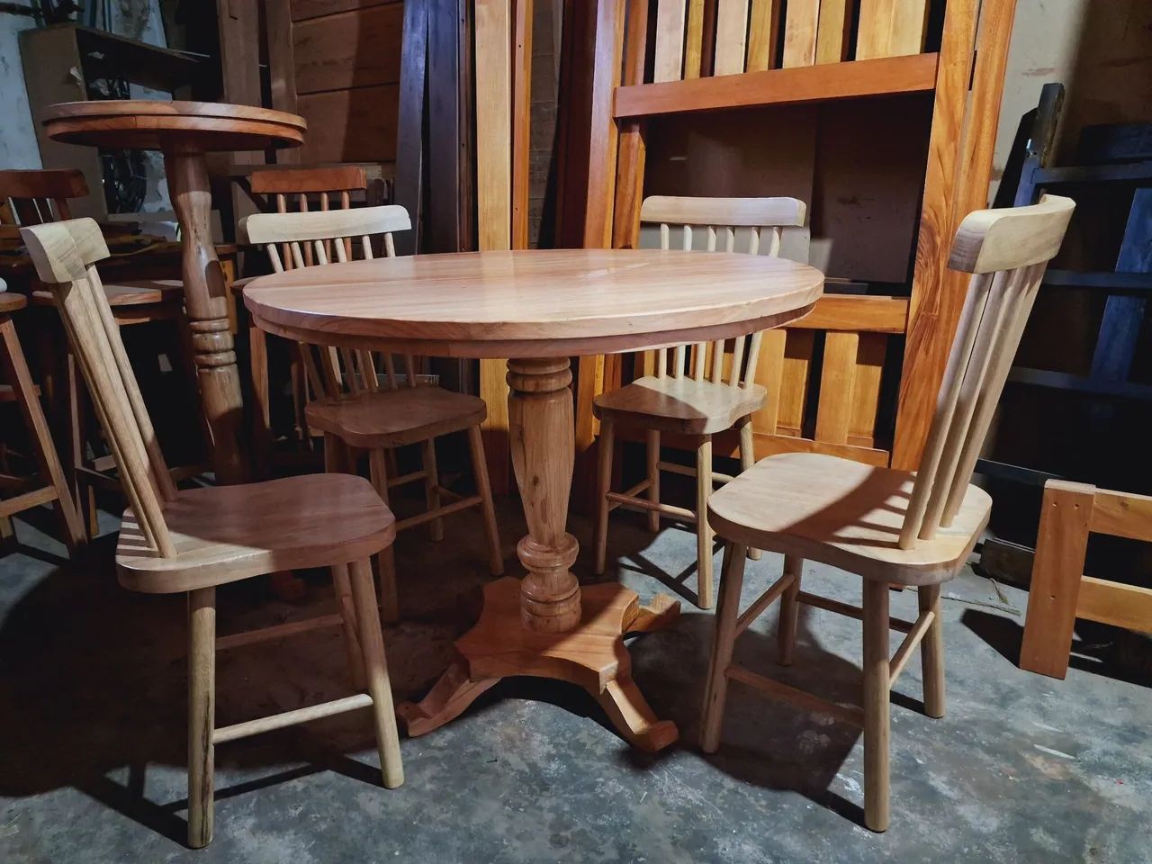 Mesa retangular com 8 cadeiras feitas com madeira de lei - Foto 4