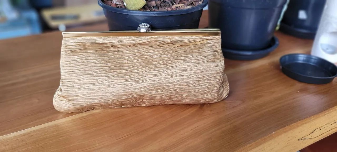 Clutch de cetim dourada  - Foto 2