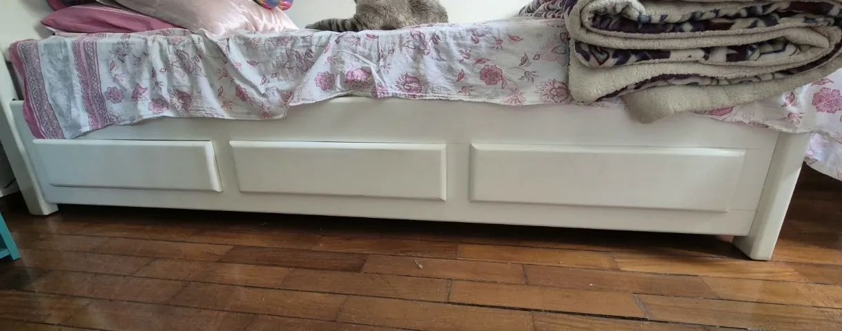 Cama de solteiro de madeira laqueada em branco - Foto 5