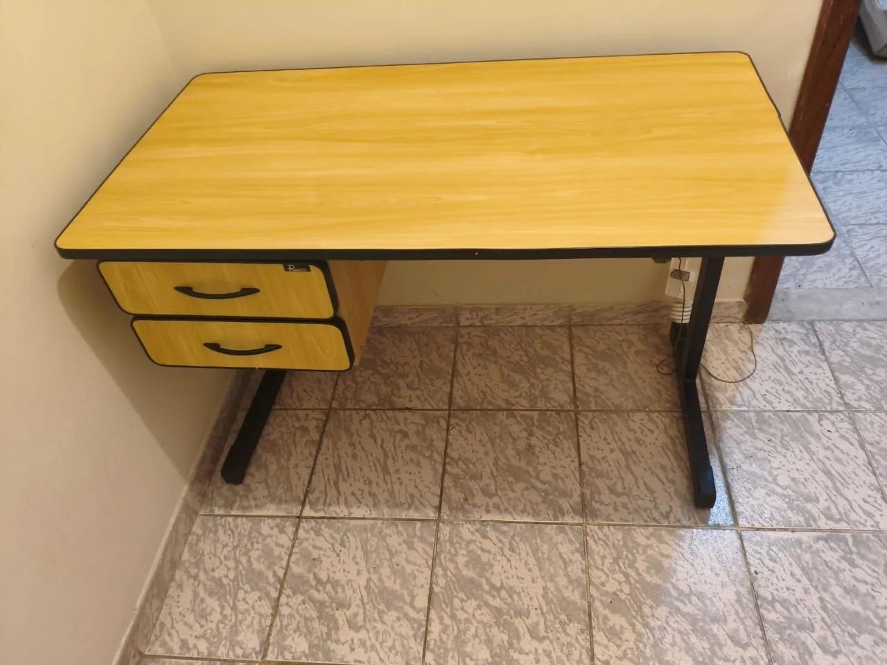 Vendo mesa de escritório com 2 gavetas com chave - Foto 3