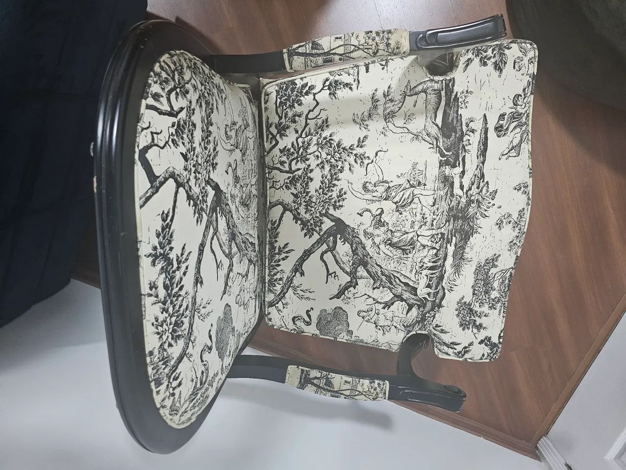 Poltrona Madeira Maciça Estilo Luis XV, com pés Provençais - Foto 4