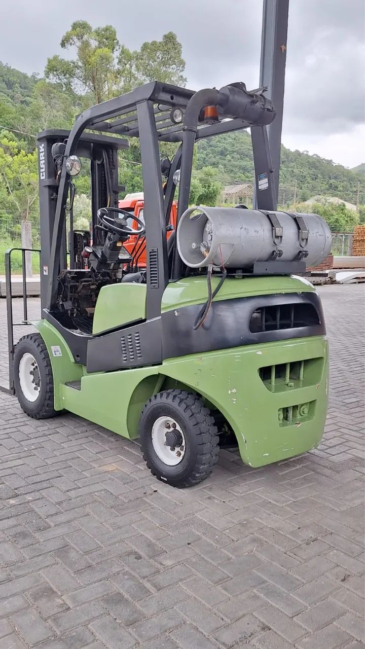 Empilhadeira Clark - Foto 2