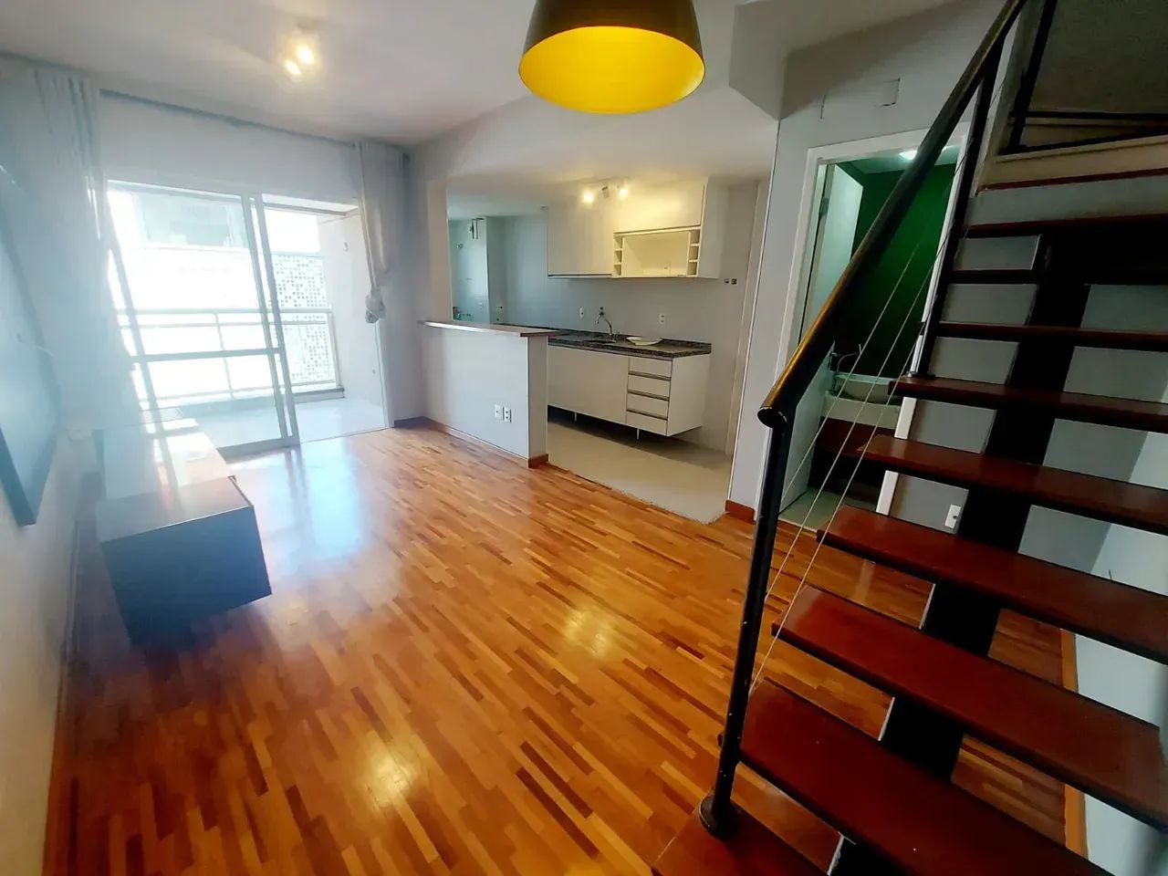 Duplex com 01 quarto/suíte 01 vaga em Pinheiros, em rua tranquila, pronto para morar.