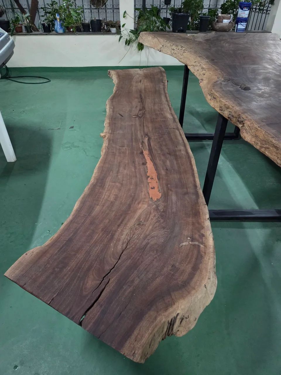 Mesa e bancos de madeira Angico com borda orgânica - Foto 4