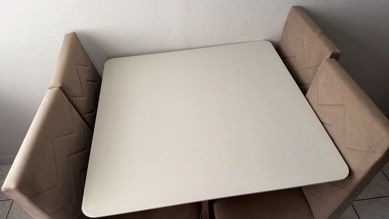 Mesa com cadeiras semi nova 