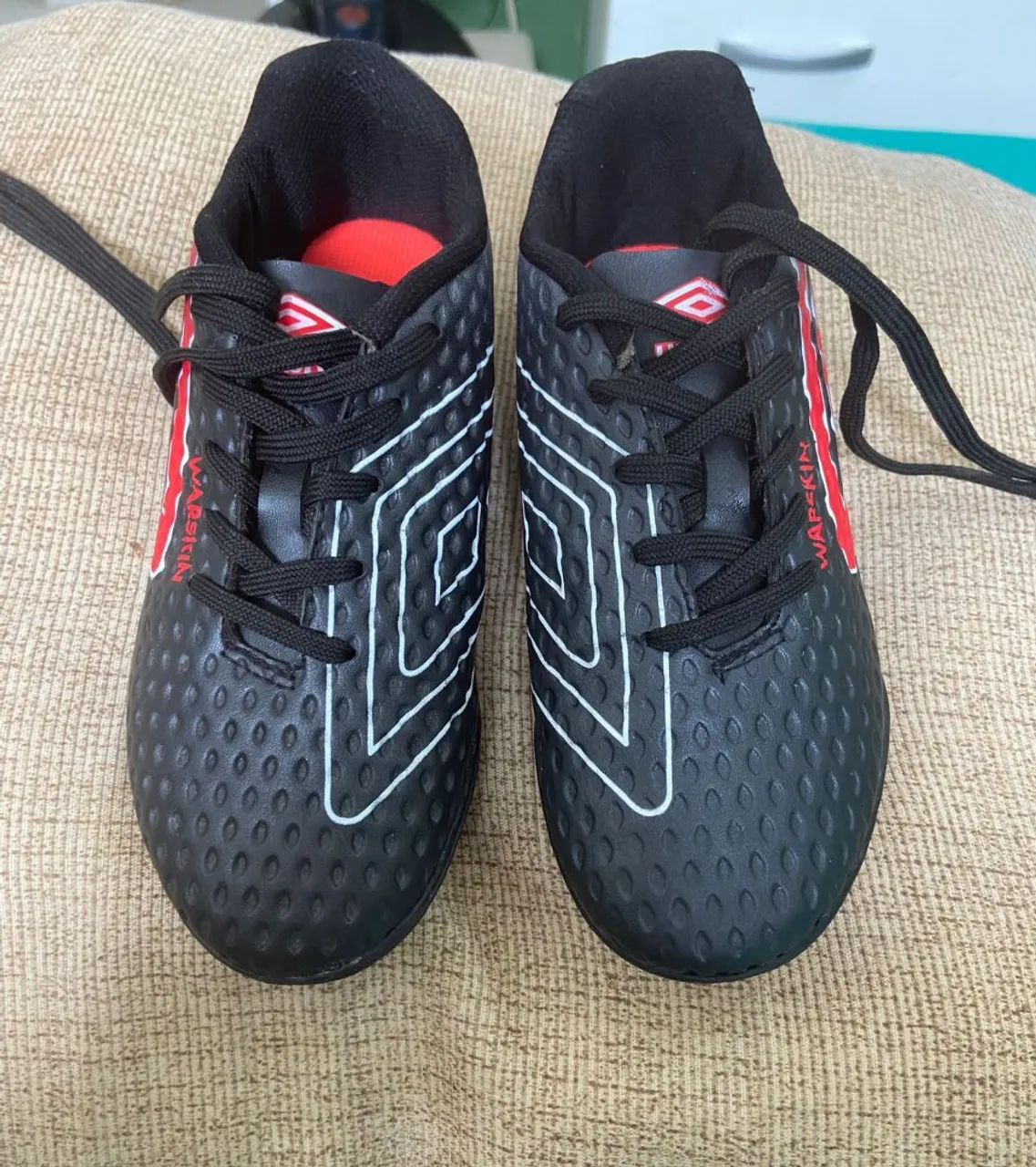 Chuteira society umbro novíssima, número 31.
