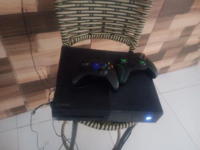 Xbox one fat + dois controles e vários jogos GTA FIFA UFC e etc - Foto 2